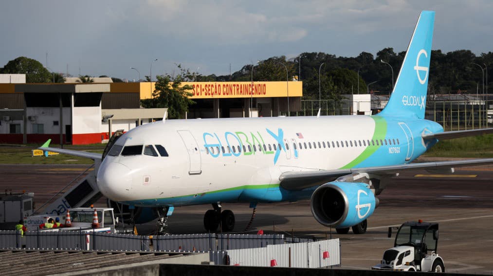 Alexandria, Guantánamo, los Everglades: ¿cómo funciona la "compleja" red de vuelos de ICE para movilizar inmigrantes?