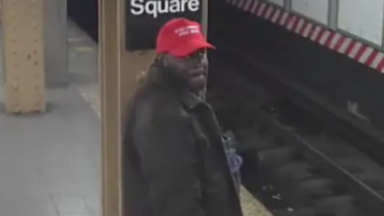 Arrestan al hombre con la gorra de apoyo a Trump sospechoso de lanzar a un hispano a las vías del metro