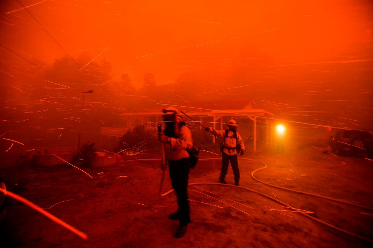 En la zona de fuego, unas 100 casas fueron evacuadas y varias casas y estructuras quedaron reducidas a cenizas.