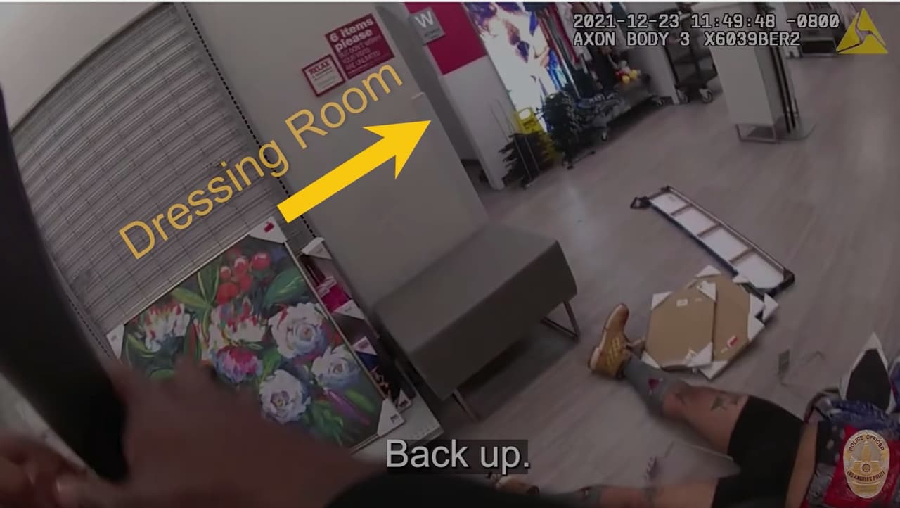 <b>11:50 a.m. </b>Gritos desde un vestidor ubicado detrás del lugar donde estaba el sospechoso alertan al LAPD.