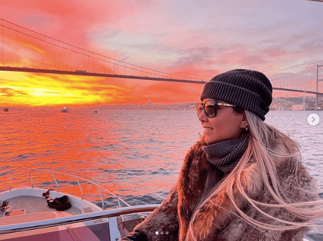 La actriz disfrutó del cielo pintado de magníficos tonos de naranja desde un yate.