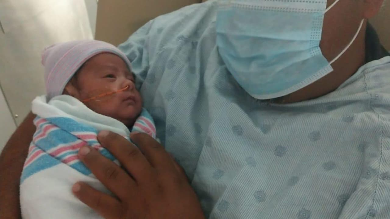 Alfredo temió por la vida de su bebé y no se separó de su lado. “Estaba bien pequeñito mi niño. La verdad no pensé que mi hijo la fuera a lograr, pero gracias a Dios, ‘Dios es grande”, expresó el hombre.