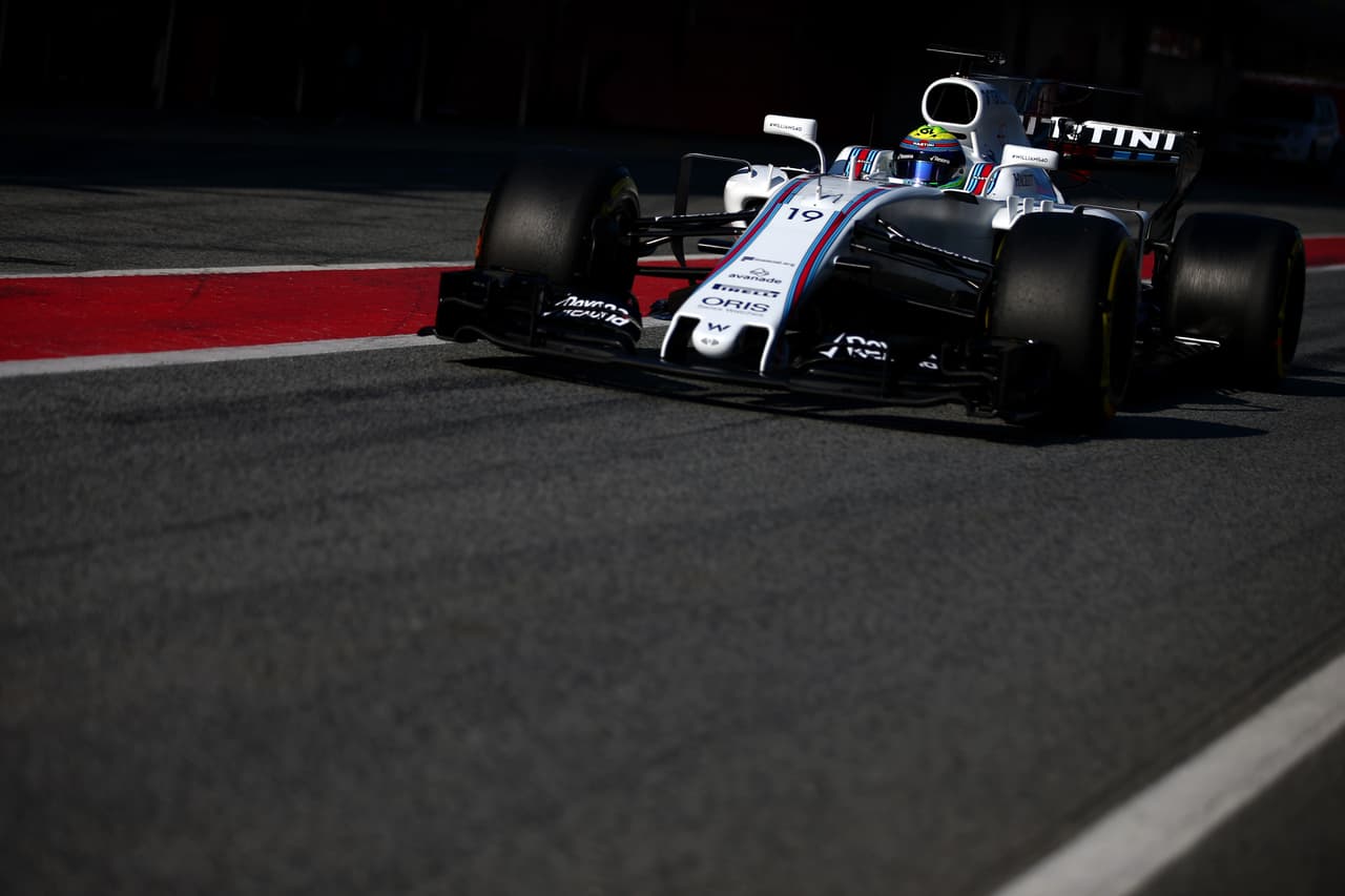 Williams introduce el FW40 para la temporada 2017 de la Fórmula 1. Con el motor Mercedes V6 turbocargado, van en busca de volver a los primeros planos como en 2014. Para este año, Felipe Massa decidió dar marcha atrás con su decisión de retirarse, y regresó para acompañar al debutante canadiense Lance Stroll, de 18 años.