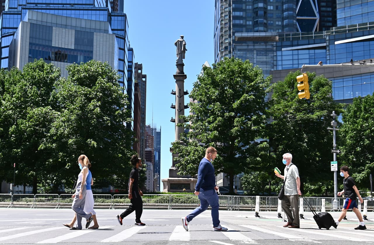 Nueva York registra nuevo mínimo de muertes por coronavirus y continúa con la reapertura