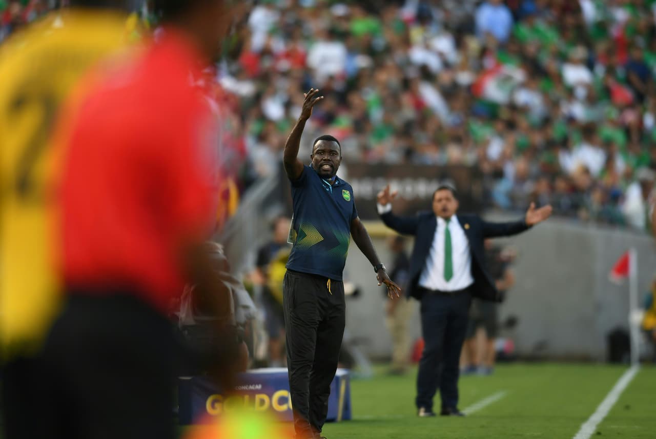 Al fondo, Pompilio pedía explicaciones. En primer plano, el técnico de Jamaica reclama una decisión.