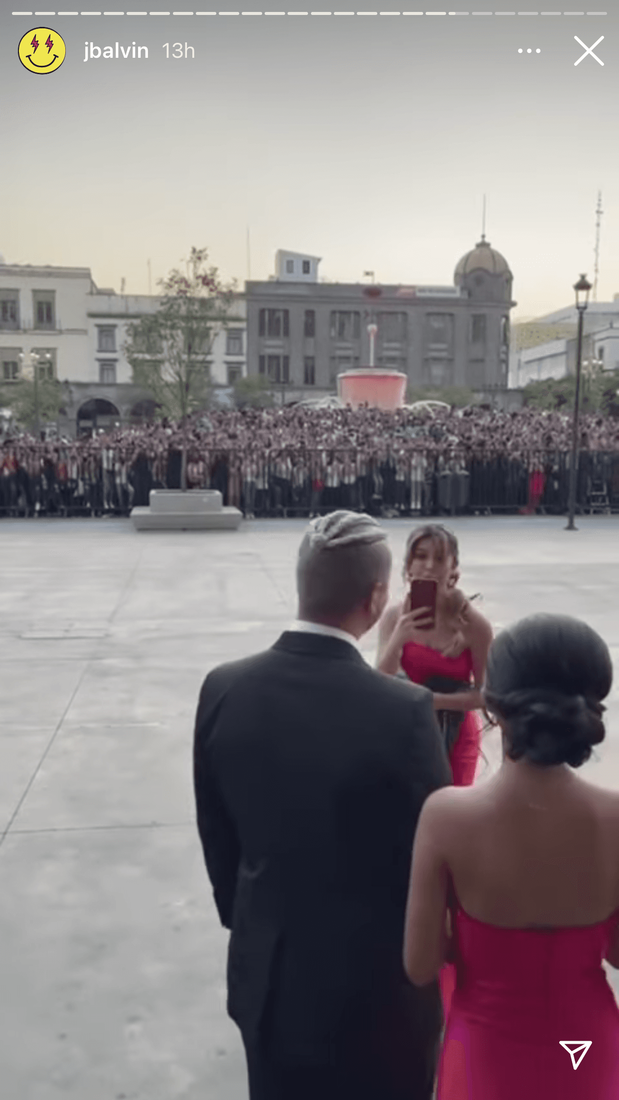 Ahí se le cuestionó para cuándo tomaría
<b> <a href="https://www.univision.com/famosos/valentina-ferrer-y-j-balvin-confirman-en-vogue-esperan-hijo" target="_blank">la decisión de casarse con Valentina Ferrer</a></b>, con quien acudió al evento:
<b> <a href="https://www.instagram.com/p/CPMuFFXH5YF/" target="_blank">"¡¿El mío?¡ ¿¡Qué es eso?!"</a></b>, bromeó. 
<br>