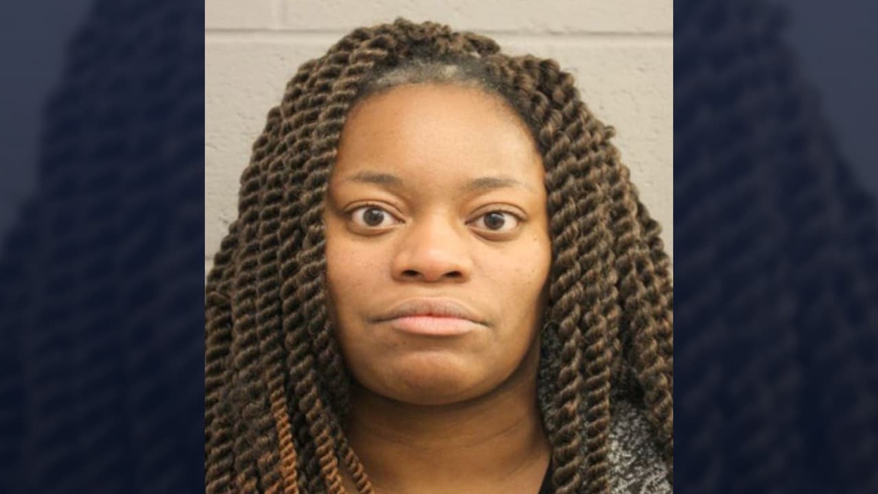 Libre tras pagar $20,000 de fianza la mujer acusada de pisotear y patear la cabeza de un niño en Texas