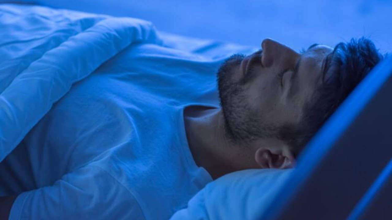 <b>Respeta tu hora de acostarse</b> el domingo por la noche para que puedas dormir lo suficiente antes de que comience la semana laboral el lunes.