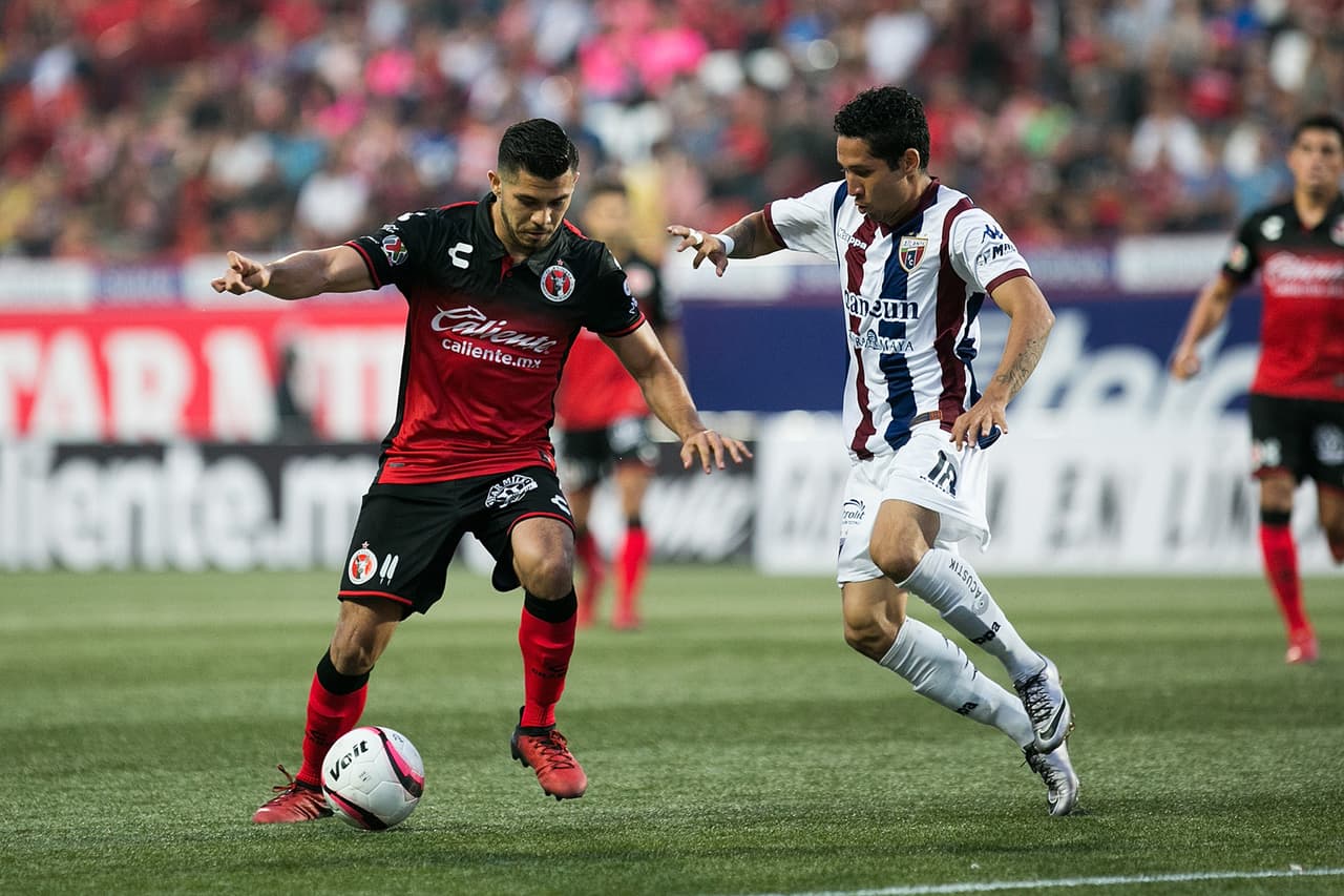 Su tipo de juego y la confianza puesta en él, pronto dieron sus frutos. Hizo 10 goles entre Liga y Copa MX en un año y los Xolos de César Farías lo buscaron. Debió dejar la carrera a medias y lanzarse a la aventura al otro lado del país.