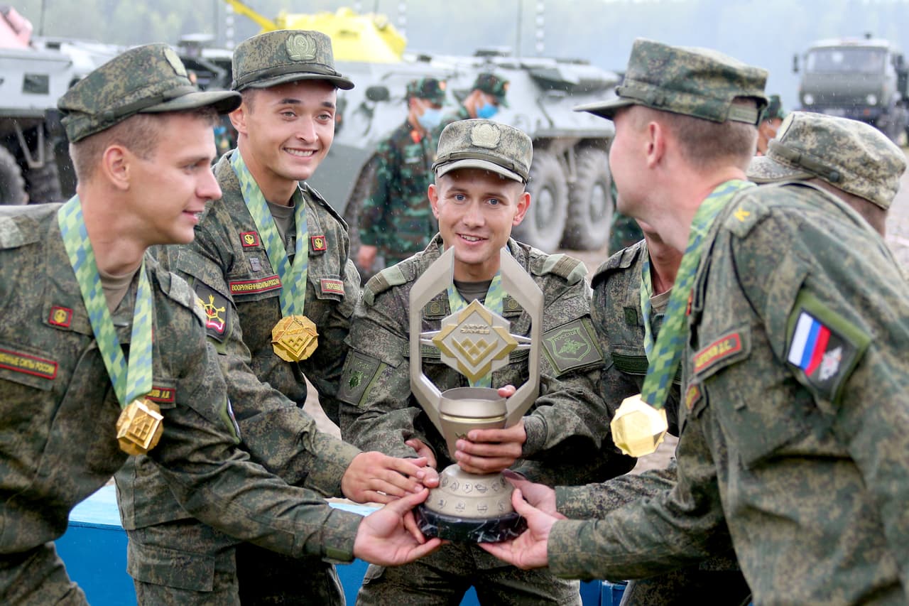 Soldados del ejército ruso celebran su victoria en la competencia ‘ambientes seguros de ataques biológicos o químicos’, una de las categorías de los Juegos Militares Internacionales. En este evento 31 naciones se miden en diferentes 
<a href="http://mil.ru/files/files/armygames2020_en/index.html"><u>situaciones de guerra simuladas</u></a>.