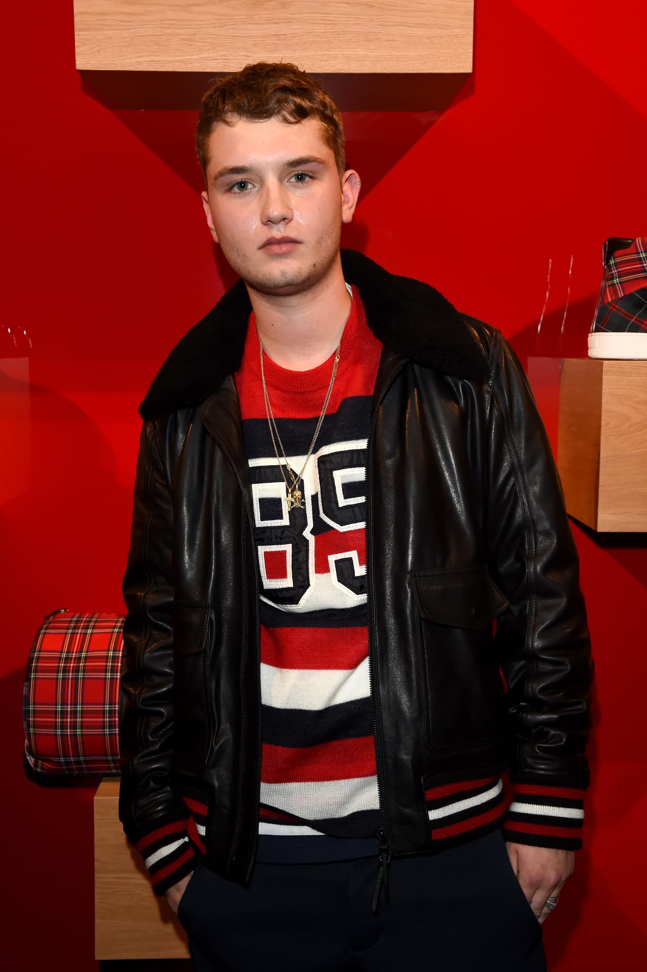 Con apenas 20 años de edad, Rafferty ya cuenta con un futuro prometedor en la industria de la moda debido a que él es modelo.