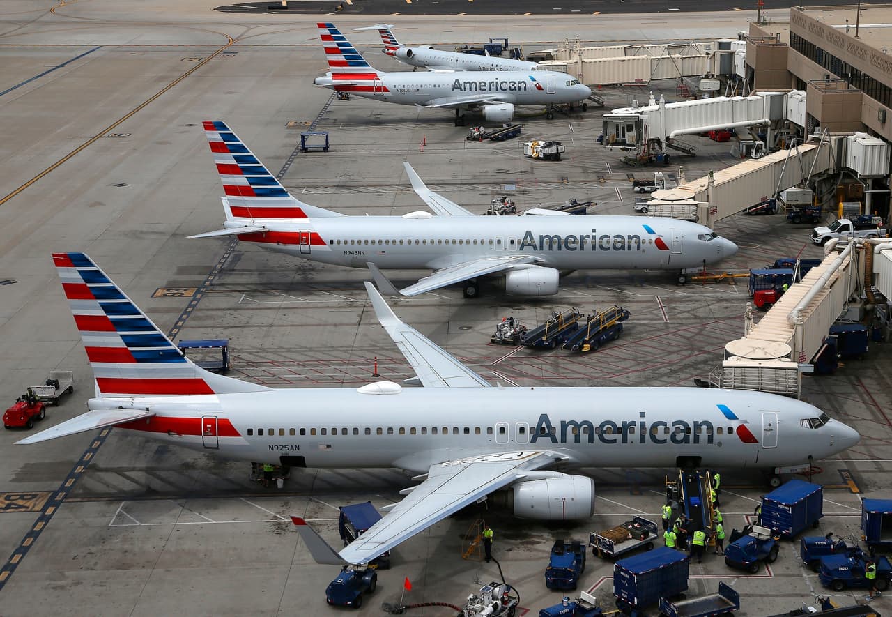 Una familia fue expulsada de un avión por su “olor corporal”. Ahora demanda a American Airlines por discriminación