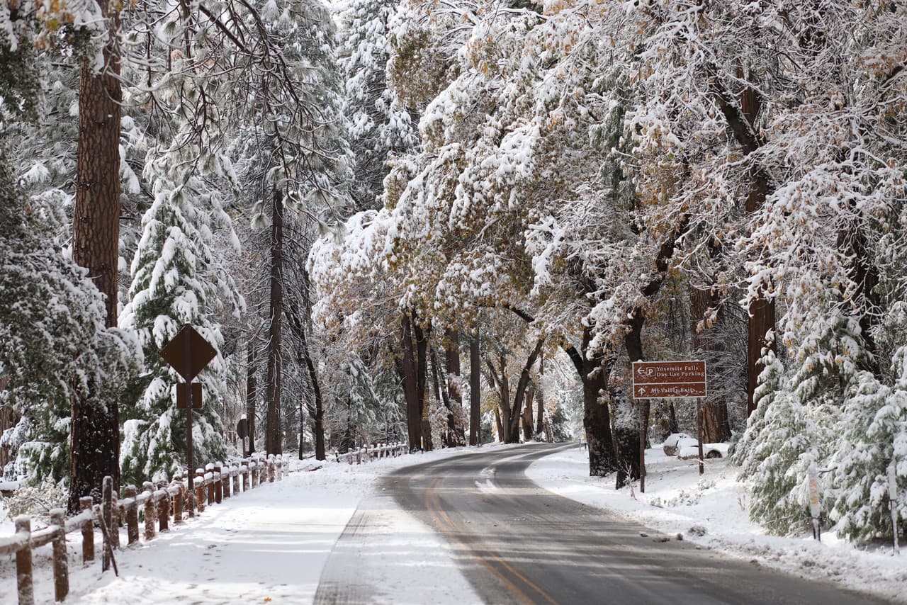 Las diferentes postales del manto blanco que cubrió la Sierra Nevada de California reflejan además el desplome de las temperaturas.