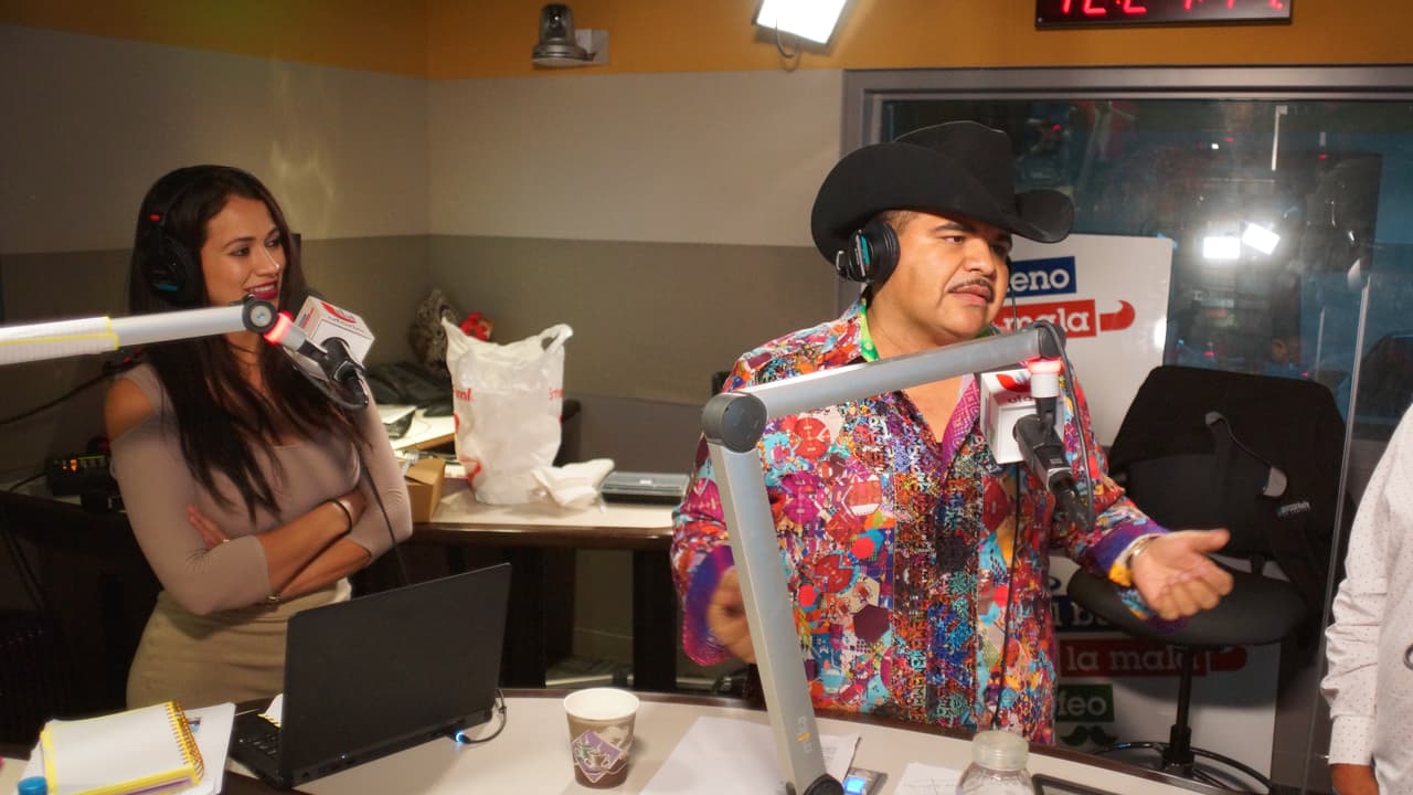 Chuy Lizarraga estreno su canción 'Casada o no' al lado de 'El Bueno, La Mala y El Feo'.