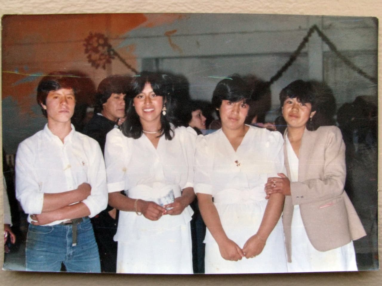 Esta es Cristina (la segunda por la izquierda) acompañada de algunos amigos en su fiesta de quince años. Era 1985. Esta imagen forma parte de una colección de fotos que le mandó Paco, a sabiendas de que al irse a EEUU no se había llevado ningún recuerdo de su familia en México.