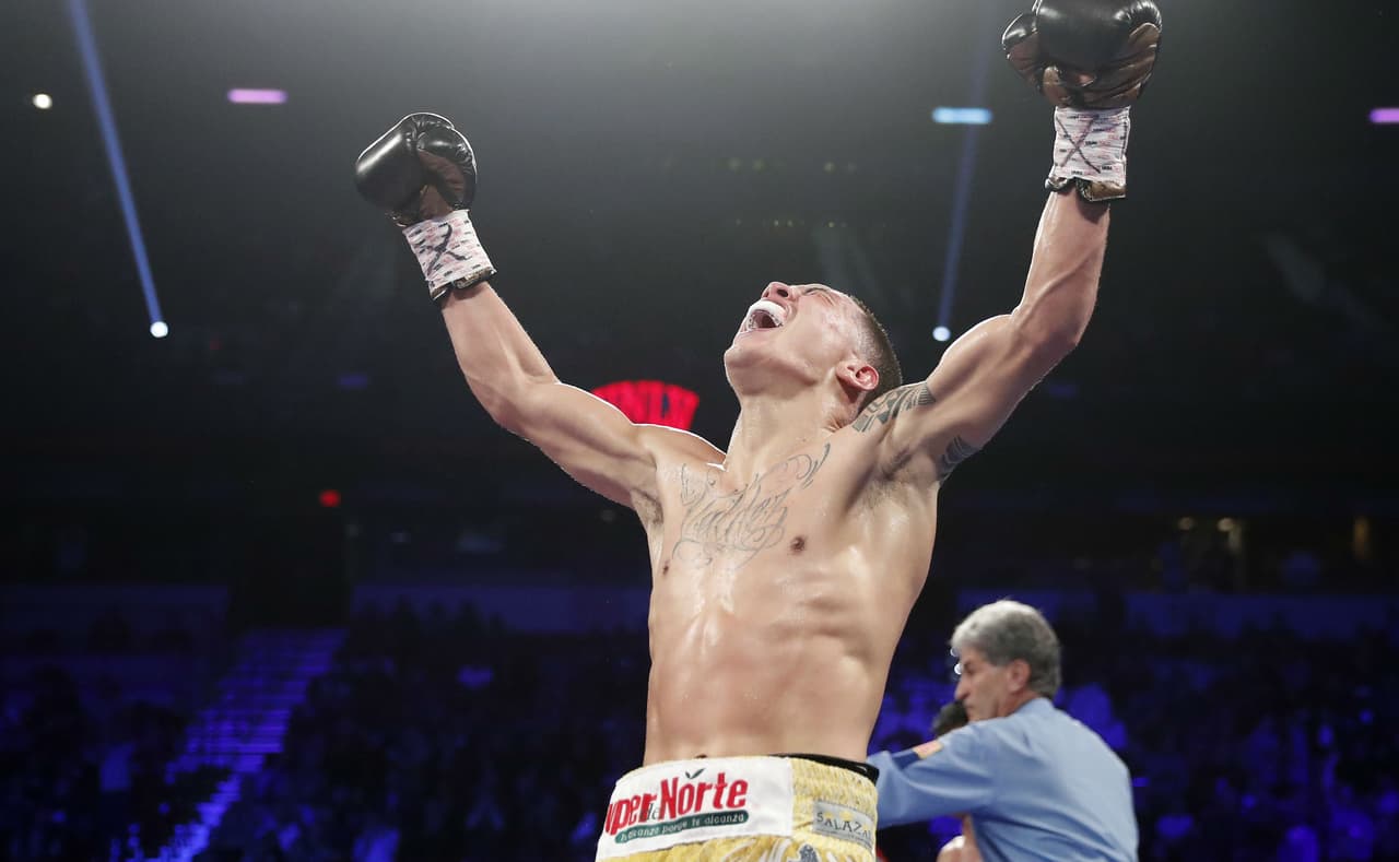 Óscar Valdez se mantiene como monarca pluma de la OMB