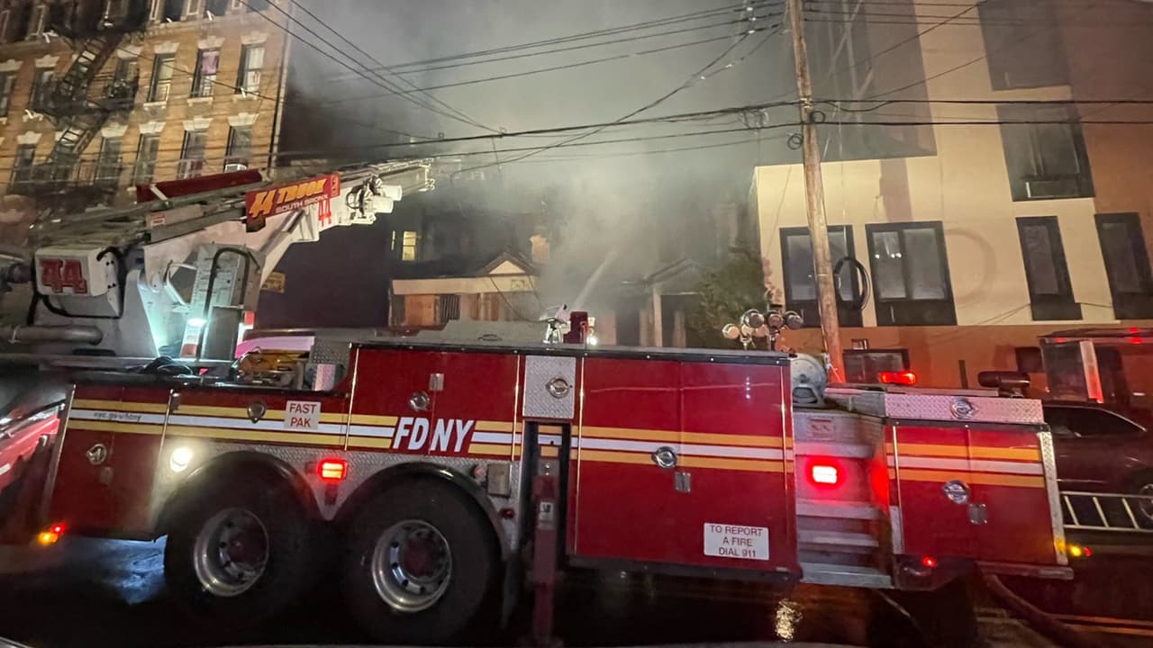 Incendio arrasa con dos casas en el Bronx; 200 bomberos lucharon para apagarlo