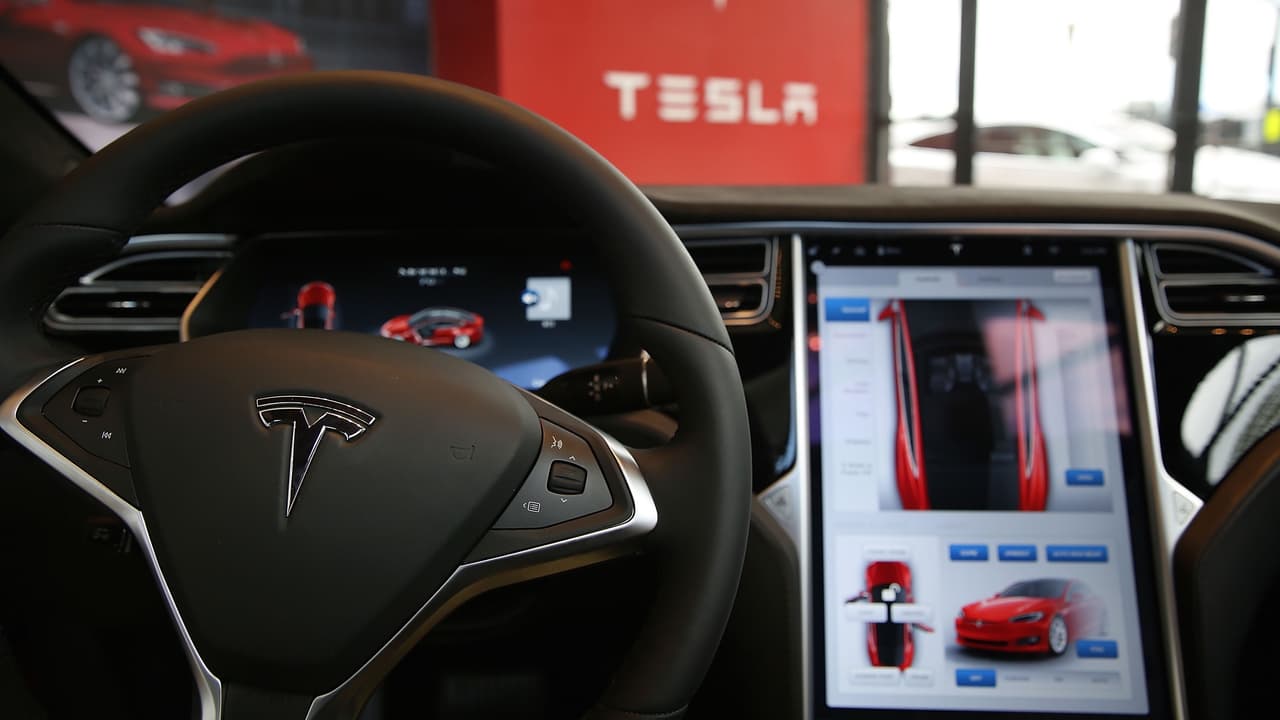 Tesla también ha superado en capitalización a otras empresas de renombre, tales como Coca-Cola, Disney, Cisco, PayPal y Exxon Mobil.