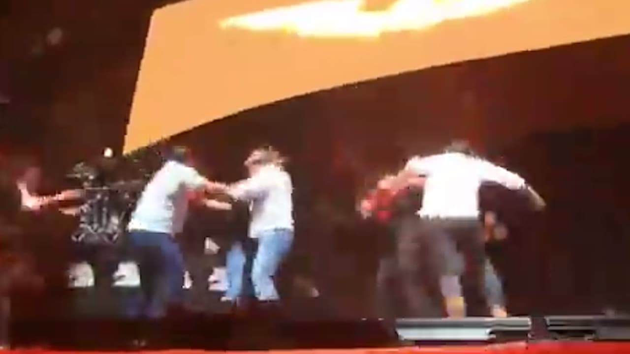 El momento en que se desploma el escenario donde se encontraba uno de los candidatos a la presidencia de México