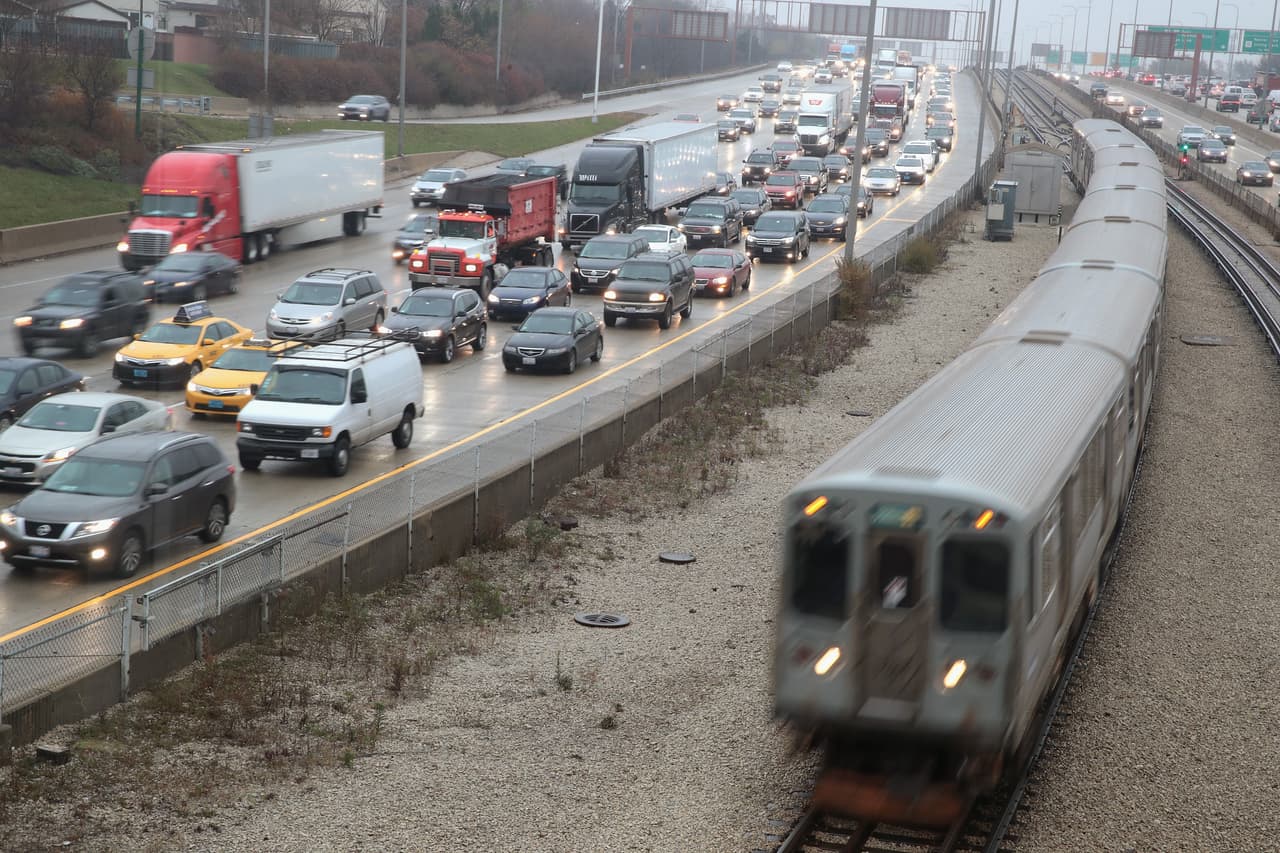 Los viajeros se sientan en un atasco masivo mientras la gente sale a la carretera para el fin de semana festivo el 23 de noviembre de 2016 en Chicago, Illinois.