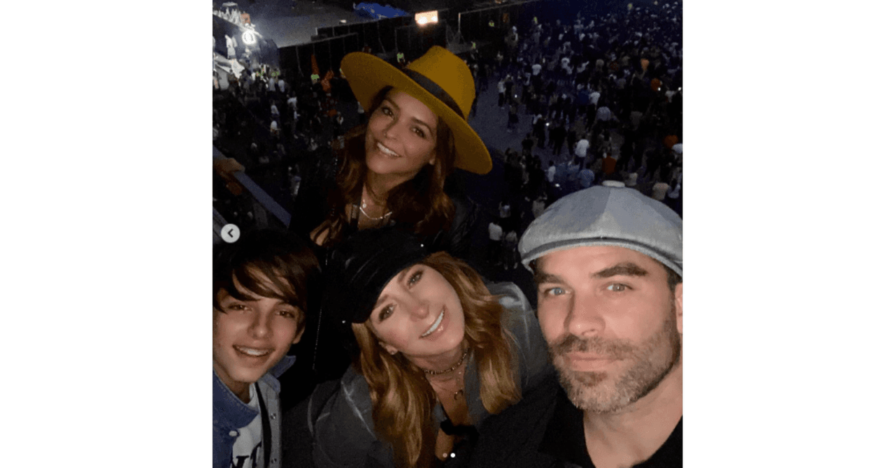 "Ya es normal que te relacionen con tus compañeros, y la verdad es que pues nada", comentó la actriz en entrevista con el programa Hoy.
<br>