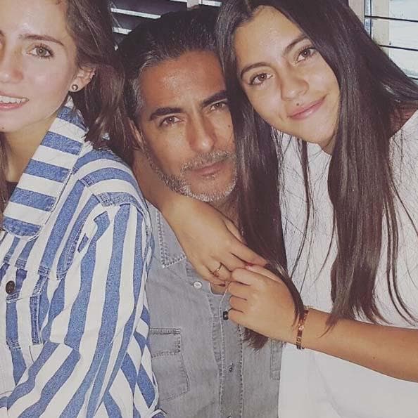 El actor y su exesposa siguen siendo cercanos pues, además de tener dos hijas en común, son socios: “Sigue siendo mi socia en el negocio que ella creo, es mi manager desde hace muchos años. Es la que me ha dado muchas oportunidades de trabajo y la que las negocia”.
<br>