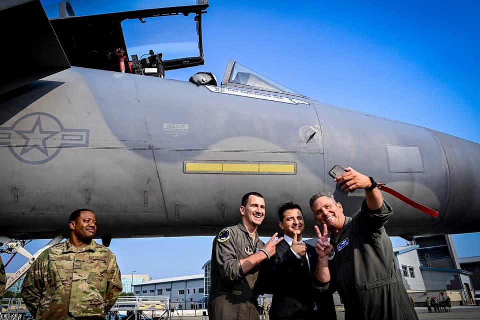Volodymyr Zelenskyy, presidente de Ucrania, con pilotos de combate estadounidenses durante una visita a la Guardia Nacional Aérea de California en la Base de la Base de Moffett, California, el 2 de septiembre de 2021.