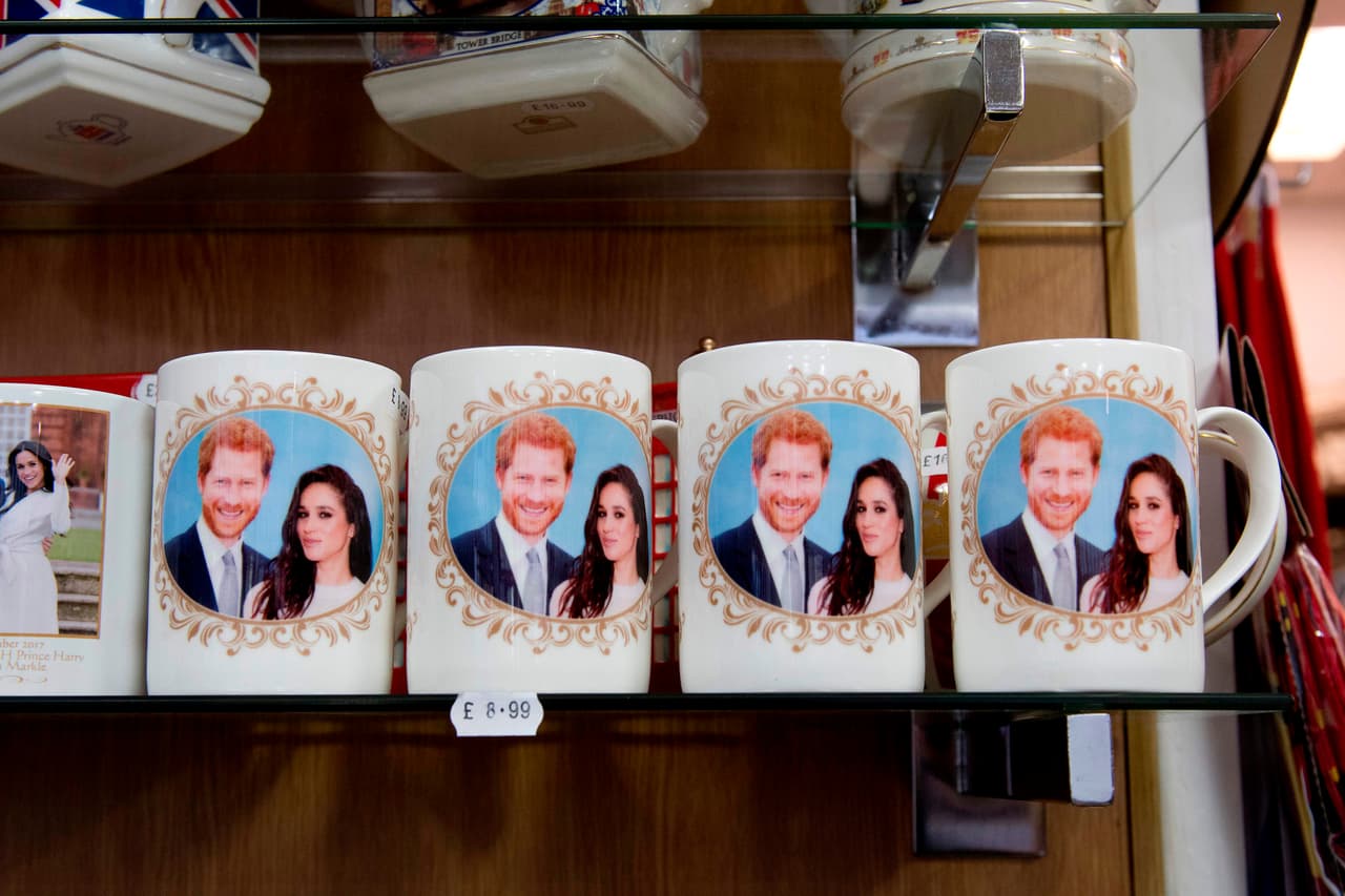 Las tazas conmemorativas, con la imagen del príncipe Harry y Meghan Markle, se consiguen por el equivalente a 12 dólares.