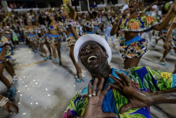 Las escuelas trabajan todo el año para montar un desfile que puede durar como máximo 82 minutos.