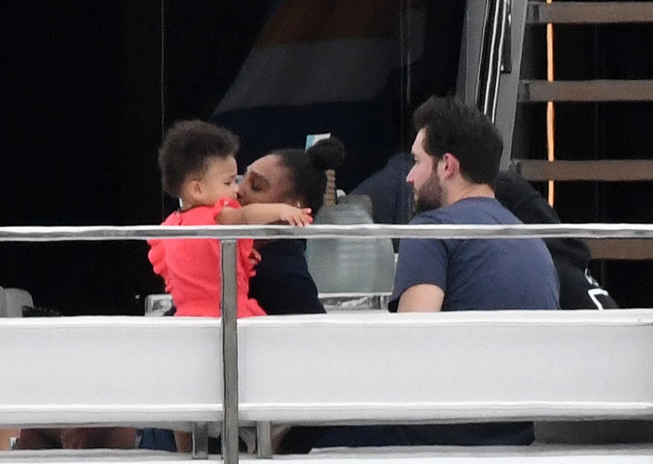 En el 2017, cuando la tenista aún estaba embarazada, el capitán del equipo de tenis rumano, 
<b>Ilie Nastase</b>, se refirió a la pequeña como “chocolate con leche” y aunque 
<b><a href="https://www.theguardian.com/sport/2017/apr/28/ilie-nastase-apology-serena-williams-spontaneous" target="_blank">después se disculpó</a></b>, se ganó la desaprobación pública y de la propia Williams.