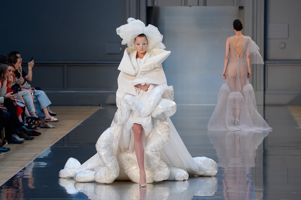 <b>Algo que se pondría Lady Gaga</b>
<br>Este abrigo deconstruído de Martin Margiela es perfecto para el invierno, si no tienes que subirte a ningún coche o viajar en metro y si estás dispuesta a que pedazos expuestos de tu piel se congelen.