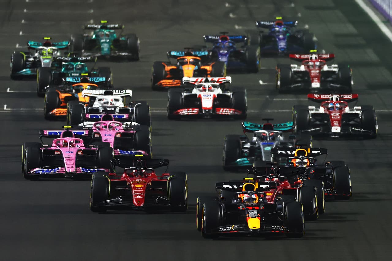 Max Verstappen fue el gran vencedor del GP de Arabia Saudita de la Fórmula 1 sobre Ferrari; Sergio Pérez sufrió una mala estrategia y qued´´o en cuarto tras iniciar en primer lugar.