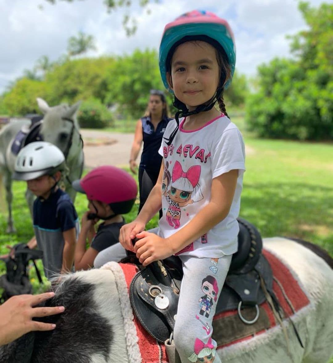 Michelle, la niña más pequeña de Alan Tacher, gozó de un campamento de verano en las últimas semanas y aquí la vemos montando en poni.