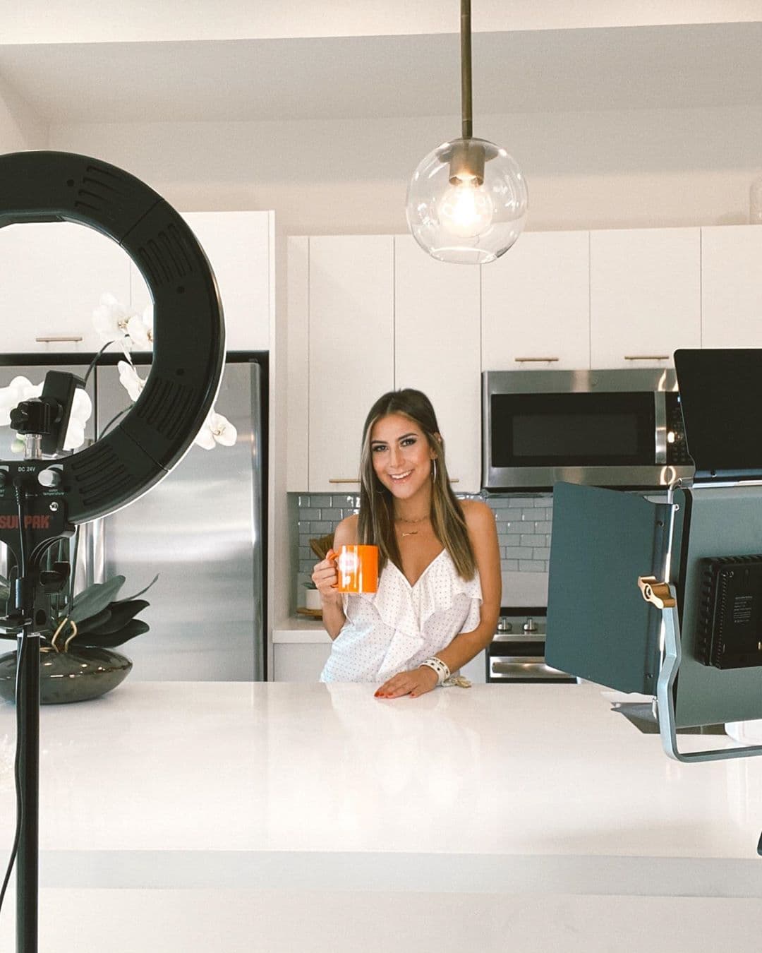 Unos desde el estudio y otros desde sus hogares, pero todos estamos listos día a día para compartir contigo la información que te empodera, así como lo que te interesa y también mucha diversión.