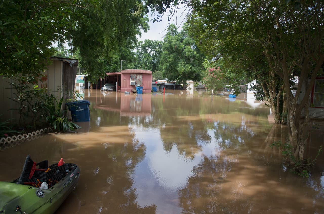<b> Texas </b>- Si los expertos tienen razón y los océanos se elevan en un metro o más algunas ciudades de Texas podría resultar inundadas. El mayor riesgo son Port Arthur, Galveston y Corpus Christi. Casi el 50% de Port Arthur y Galveston está a tres pies sobre el nivel del mar. Aproximadamente el 90% de la superficie terrestre de esas ciudades están por debajo de seis pies. Corpus Christi, la tercera ciudad más vulnerable de Texas, tiene alrededor del 15% de su área por debajo de 1 metro. En el caso de Galveston, éste estará sumergido en un 90% para el año 2100. El nivel del mar está aumentando más rápidamente a lo largo de la costa superior de Texas que en todo el mundo porque algunas tierras costeras se están hundiendo. Se a estimado que a lo largo de la Costa del Golfo el aumento del nivel del mar es de un 1 pie para el año 2050.
