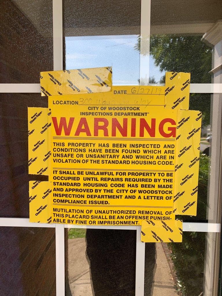 Tres personas fueron arrestadas luego de que autoridades desarticularan un laboratorio clandestino que procesaba droga este jueves por la tarde en Woodstock, Georgia.