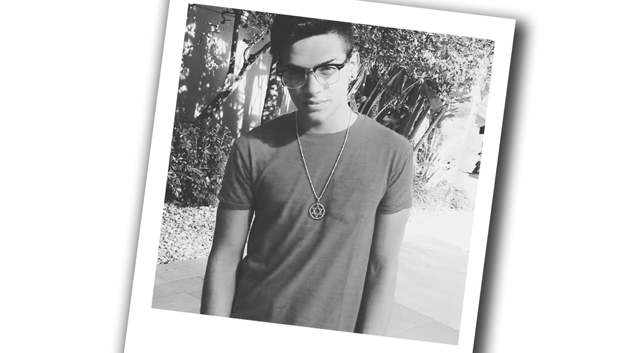 Él se describe como un chico explosivo y llamativo.