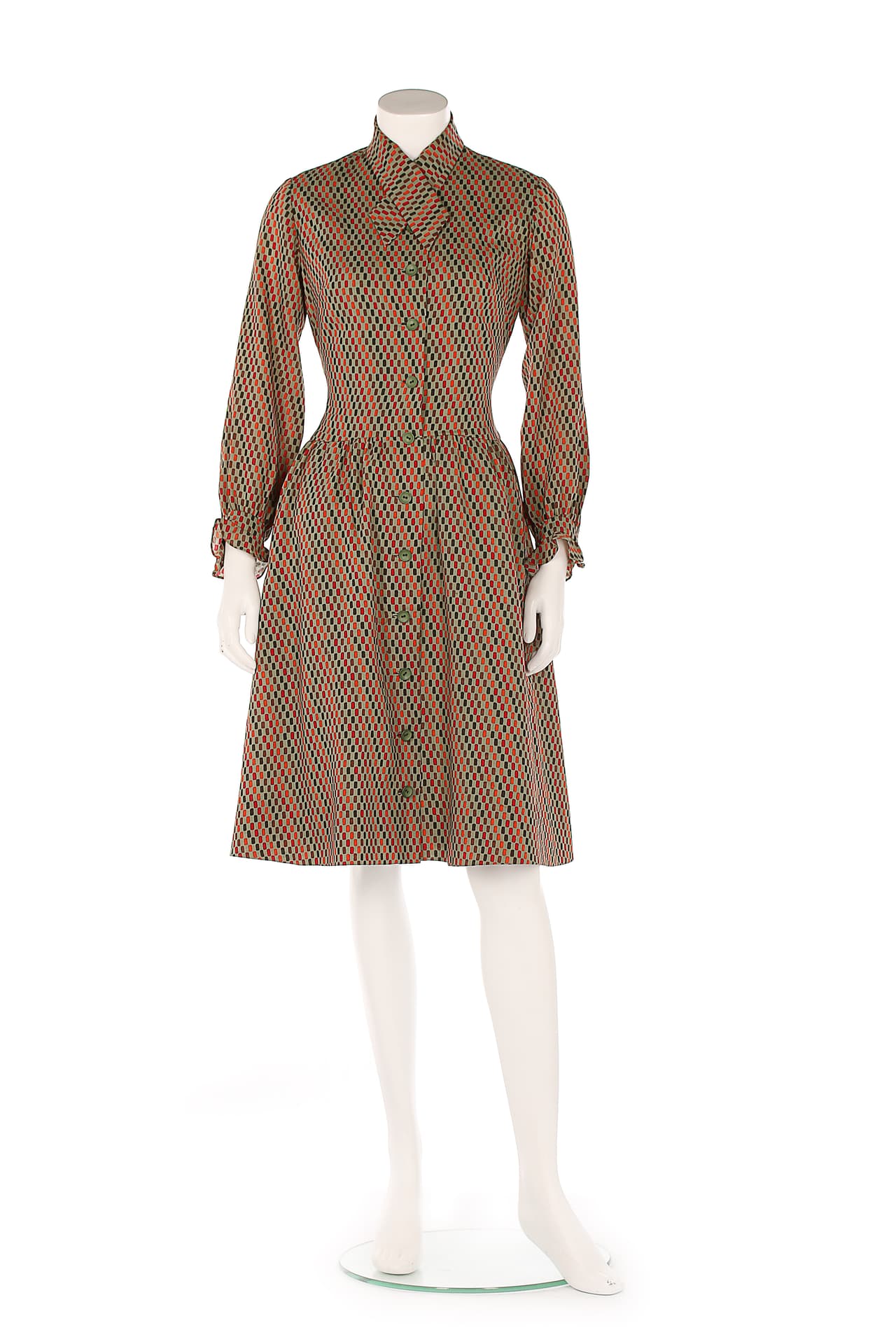 Fanática de 
<b><a href="https://www.dior.com/home/en_us">Christian Dior</a></b>, la reina Margarita (quien murió en el 2002 a los 71 años) solía pasearse por los desfiles de moda del diseñador francés. Lució este vestido de lana verde con rectángulos de colores brillantes de Dior para la apertura de la exposición Ideal Home, el 4 de marzo de 1975.