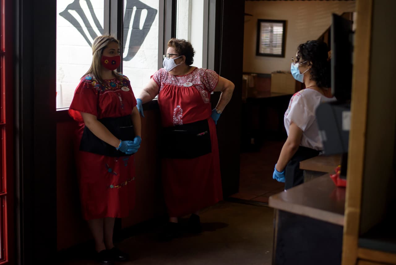No se deben dejar condimentos, cubiertos, cubiertos, cristalería u otros artículos de mesa en una mesa desocupada.