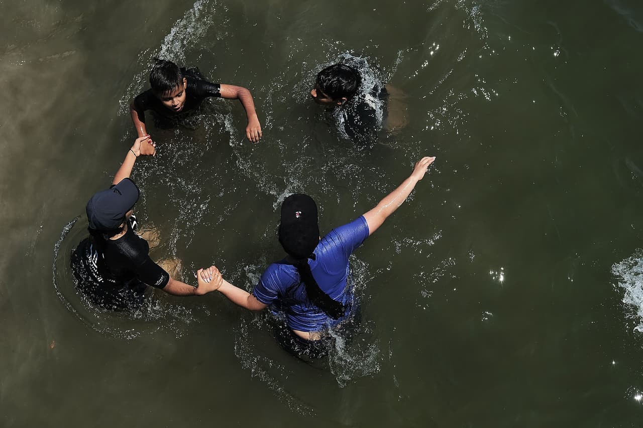 Niños se divierten en el mar.