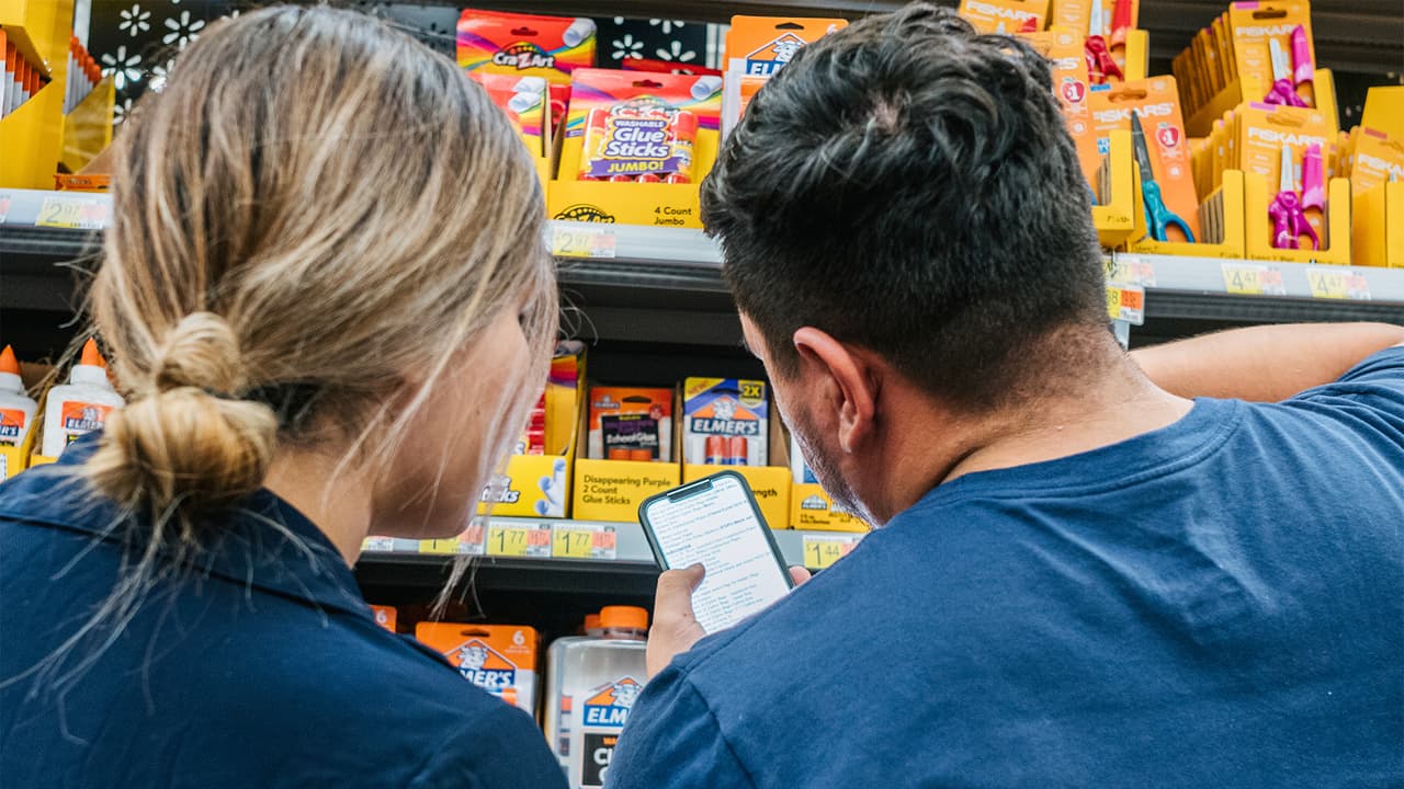 Acusan a CEO de una empresa de gas en Texas de mostrarle pornografía a dos niñas en Walmart