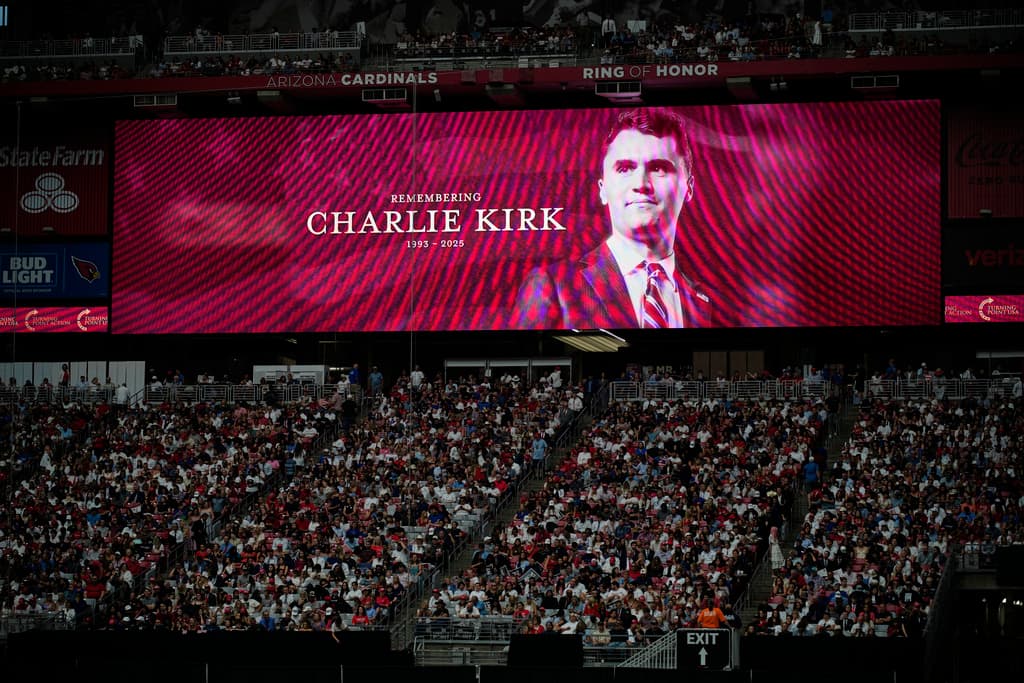 Una foto del activista conservador Charlie Kirk se ve en una pantalla gigante durante un homenaje a Kirk, el domingo 21 de septiembre de 2025, en el estadio State Farm de Glendale, Arizona. (Foto AP/John Locher)