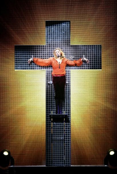 Pero quien se lleva las palmas es Madonna, quien en sus shows del tour 'Confessions On The Dance Floor' aparecía crucificada y con corona de espinas.