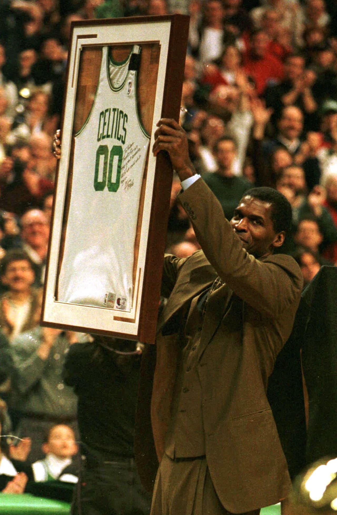 Parish antes fue campeón tres veces de NBA con Boston Celtics y con ese club fue tan destacado que el número de su playera fue retirado.