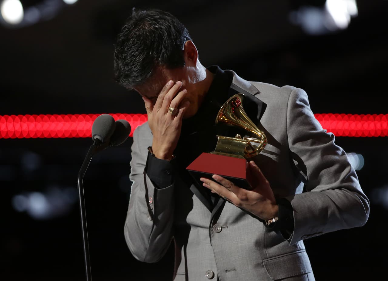 Con lágrimas, recibió el peruano Tony Succar sus dos Latin GRAMMY (Mejor Álbum de Salsa y Productor del año). “La gente cree que es de un momento pero son años y años de duro trabajo", manifestó.