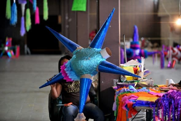 4. La piñata: Como en muchas celebraciones latinas, este elemento no puede faltar. La piñata debe ir llena de dulces y fruta, se resistencia, o sea, que pueda soportar los golpes que recibirá.