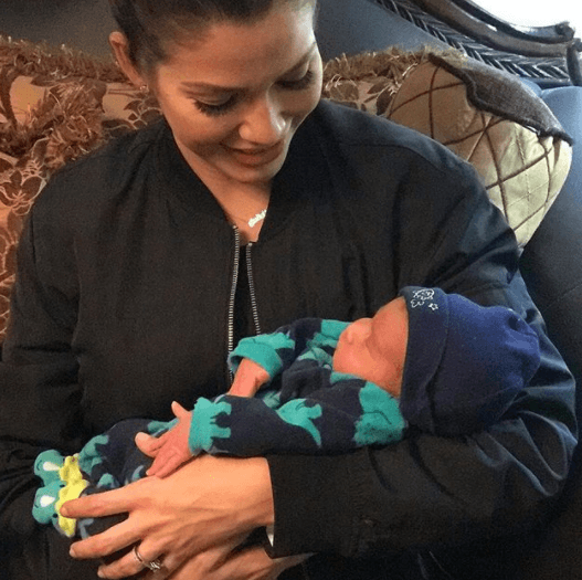 Ese rostro lleno de amor ya lo habíamos visto antes. Ana Patricia compartió esta foto del momento en que conoció a su sobrino Santiago, con quien recordó lo que se siente al tener entre sus brazos un bebé.