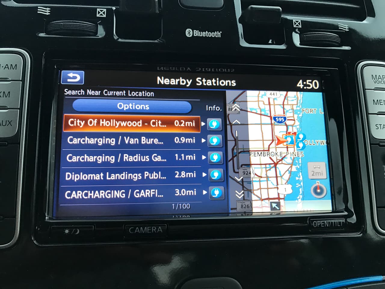 Un recurso invaluable en el sistema telemático del Nissan Leaf es este
<b> localizador de estaciones de recarga </b>que indica las estaciones más cercana y nos navega hasta la que hayamos seleccionado. Lamentablemente para Gabaldoni, no dice si la estación seleccionada está operativa.
