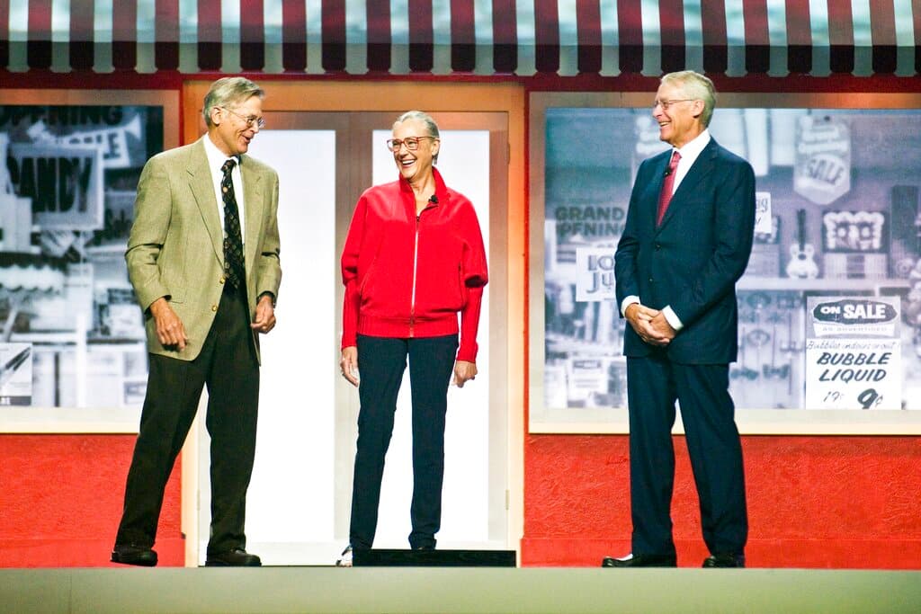 Jim Walton, izquierda, Alice Walton, centro, and Rob Walton, derecha, hijos de Sam Walton, fundador de Walmart Stores Inc. founder Sam Walton, bromean en un evento de accionistas de Walmart en Fayetteville, Arkansas, el 1 de junio de 2012.