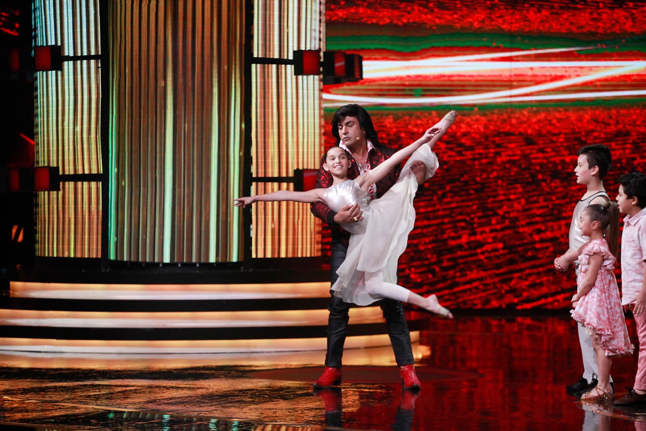 Al finalizar la explicación de Albertano, Galilea aprovechó la oportunidad y le pidió que pasara al escenario a mostrarle al público sus habilidades para el baile.